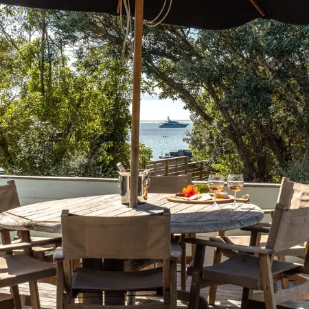 All day sun house with metres away from the golden sands of Onetangi Beach. Отели рядом с достопримечательностью «Уаихеке»