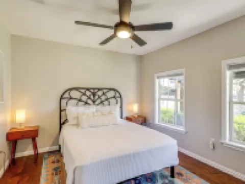 Creekside Cottage w/ Deck & Hot Tub in Belton Hotels in Belton