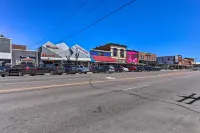 Shop, Hike and Explore! Historic Dtwn Custer Apt - Family