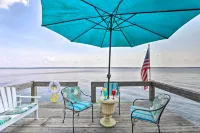 Idyllic Waterfront Escape w/ Private Boat Dock! - Parkplatz