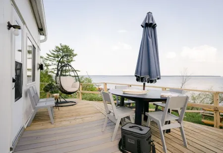 Seagull Bay Motel Отели рядом с достопримечательностью «Apostle Islands Rustic Makwa Den»