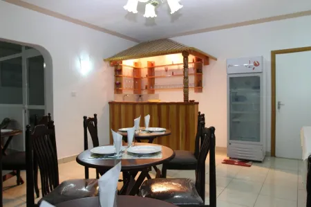 FOREST LODGE GUEST HOUSE Отели в г. Маэ