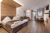 Aparthotel Familiaris - Family Apartments - Pools & Spa in Dolomites - Wifi