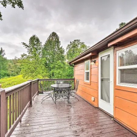 Charming Jamestown Cabin w/ Large Backyard!