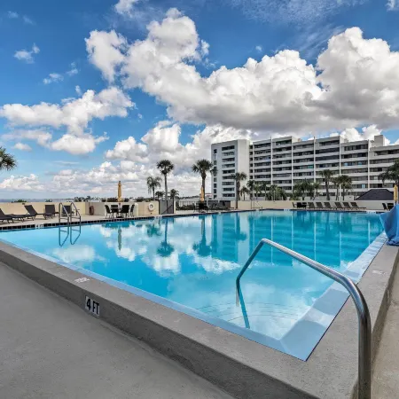 Gulf-View Balcony & Pool Access: Hudson Retreat
