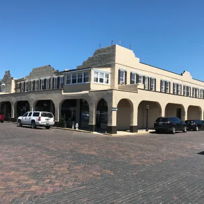 Hunter Arms Hotel Hotels near Crystalbrook Golf Course