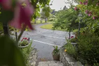 Coachlite Inn - parking