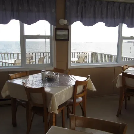 Baybreeze Restaurant and Motel Отели в г. Шарлотт