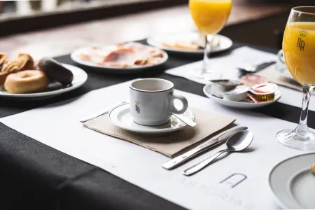 Hotel Asturias Отели рядом с достопримечательностью «Siluetas de Don Quijote & Sancho Panza»