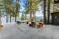 Beautiful Waterfront Cabin with a Hot Tub & Sauna