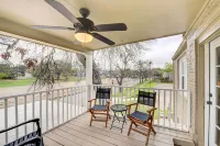 2 Mi to Magnolia Mkt: Cozy Retreat w/ Shared Yard - Homestays