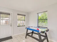 5 Mi to Weeki Wachee! Home w/ Lanai & Air Hockey Hotels in Spring Hill