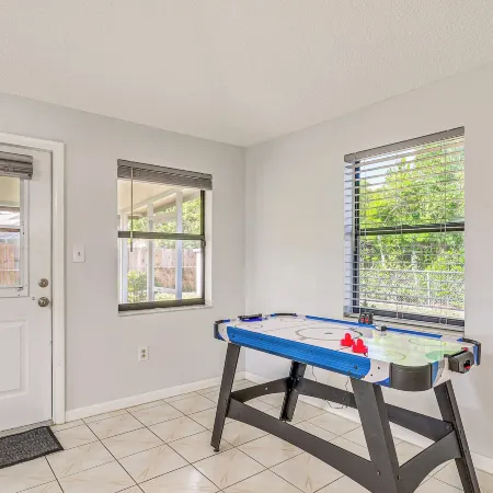 Central Spring Hill Home | Lanai, Games & Beaches