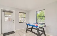 5 Mi to Weeki Wachee! Home w/ Lanai & Air Hockey