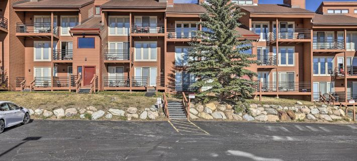 Pool, Hot Tub and Ski Shuttle! Silverthorne Condo Отели в г. Саммит