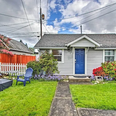 Lovely Tacoma Cottage w/ Fire Pit, Near Dtwn!