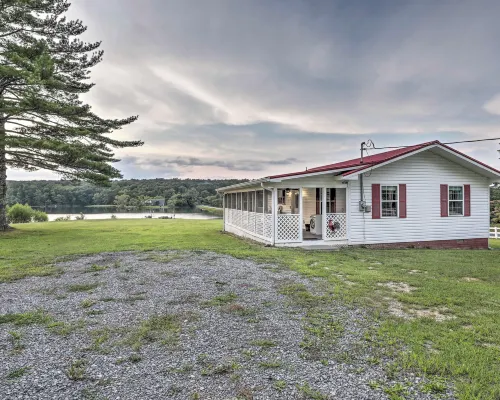 Waterfront Dunlap Cottage: Large Yard + Views Hotel di Sequatchie County