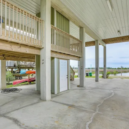 Family-Friendly Waterfront Oasis: 7 Miles to Beach