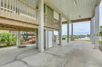 Family-Friendly Waterfront Oasis: 7 Miles to Beach - parking