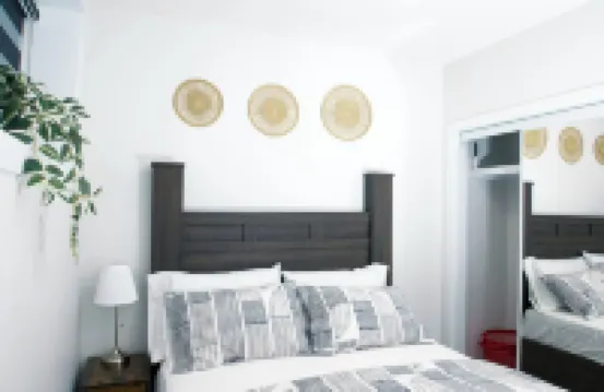 Comfy & Modern 2 Bedroom Guest Suite with King Bed Hotel berhampiran Alberta Railway Museum