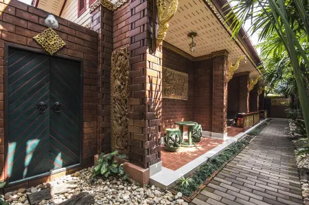 Irawadee Resort Отели рядом с достопримечательностью «Wat Don Kaeo»