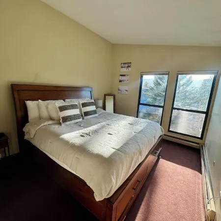 Comfortable Mountain Condo Close to Everything!