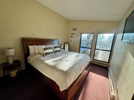 Lakefront Retreat - Cozy Condo for Year-Round Fun!