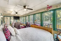 Lakefront Home: Deck, Grills & Fire Pit in Karnack - parking