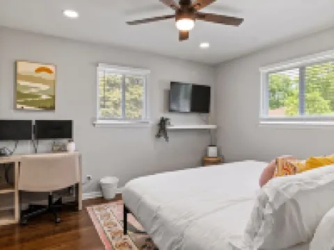 MKE 2 Bed W/ PKNG 15M Downtown