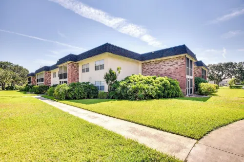 New Smyrna Beach Condo Pool Access, Walk to Beach - Holiday Apartments