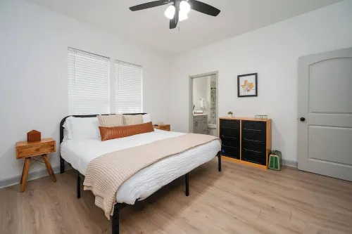 Charming 3-bedroom house in fabulous Brenham with WiFi, AC