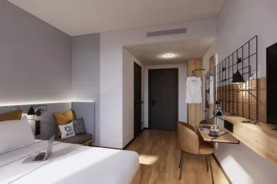 Moxy Alfragide Lisboa Hotels near Circuito Mini-Golfe