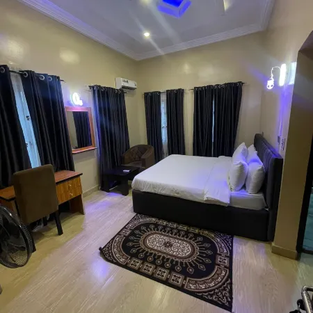 DE ROSS HOTEL & SUITES
