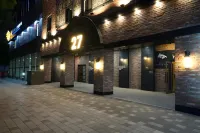 27 Hotel - parking