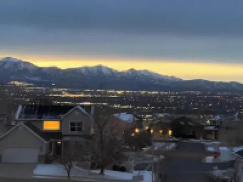 Spacious 2 KingBed 2 QueenBed Basement Apartment Hotels in Draper