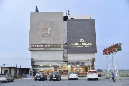 Hotel Vahini Grand - Parkplatz