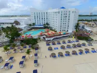 Sunset Royal Beach Resort - All Inclusive Các khách sạn gần Vũ trường Coco Bongo
