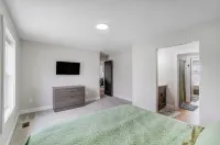 Green Diamond Retreat: Epic Lakefront Oasis for 30, 6BR, Boat Slip, Kayaks Hotels in Noble County