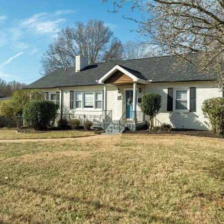 Spacious 4-bedroom house with WiFi, AC in welcoming Winston-Salem, Ardmore