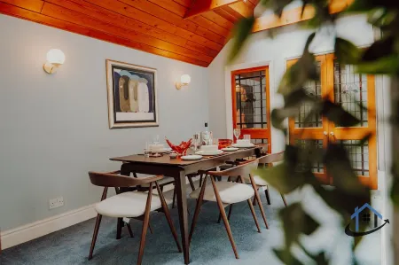 Unique Boathouse 2 bed 2 bath detached free parking x4