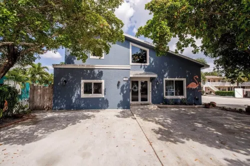 Lux Life - Pool, Sauna, Chill Vibes - Walk to the Water & Downtown!