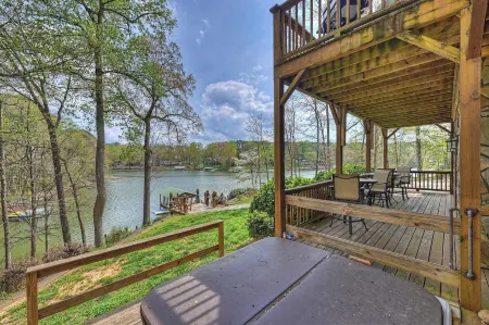 Lakeside Lodge by Avantstay Hot Tub + Dock