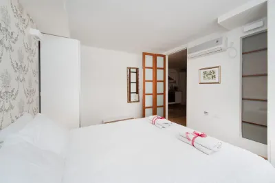 Stylish Apt w/ Charming Balcony in the Very Center