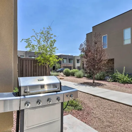 Luxury Downtown Moab Townhome w/ Pool Access!