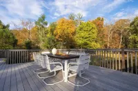 Cortland by AvantStay Charming Heritage Estate w Private Lake Pool Hotels in Saugerties