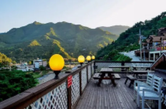 Gurye Solbachi Boineun Punggyeong Pension