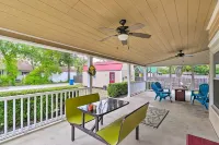 1920s Corsicana Home Group Getaway Near Downtown! - Parkplatz