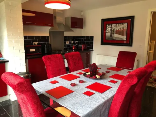 2-Bed Hillside House - Sleeps 4, Garden & Parking - 2-Star