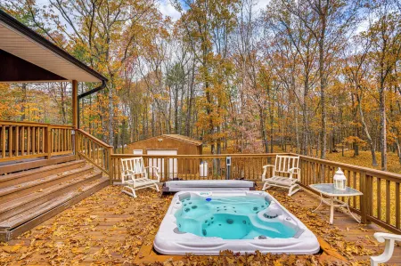 Private Hot Tub on 10 Acres: Cozy Catskill Getaway Отели в г. Катскилл