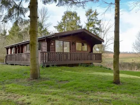 Luxurious 2 Bed Log Cabin Scandinavian Lodge in Louth Lincolnshire (2B Sleeps 6)